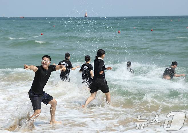 부산 해운대해수욕장을 찾은 관광객들이 물놀이를 즐기며 더위를 식히고 있다.  2024.5.31/뉴스1 ⓒ News1 윤일지 기자