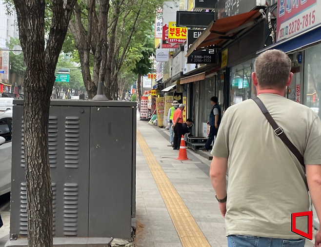 서울 중구 을지로3가역 인근 한 외국인 관광객이 길을 지나고 있다. 사진=김진선 기자@