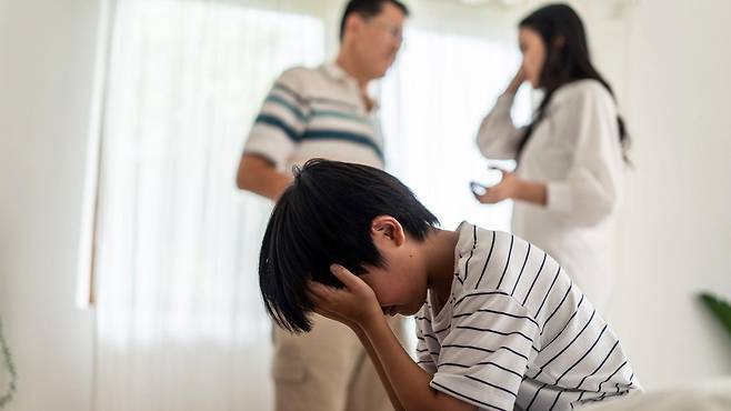 전문가들에 따르면 많은 부모가 특히 결혼 생활이 파탄나거나 불륜이 있는 경우 자녀에게 정서적 의존을 추구한다.