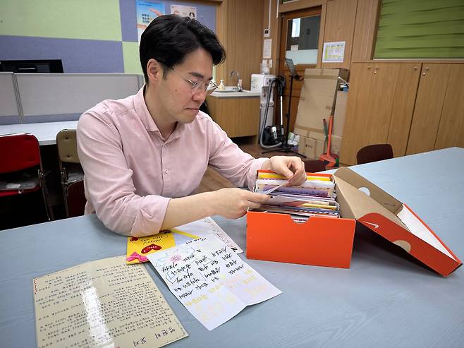 지난 9일 오후 경기 파주의 한 중학교에서 남현욱씨가 하나둘학교 학생들에게 받은 편지를 읽고 있다. /김영우 기자