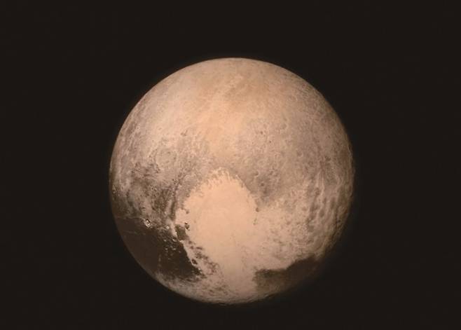 2015년 7월 13일 NASA 뉴호라이즌스 우주선에 탑재된 LORRI(Long Range Reconnaissance Imager)가 촬영한 명왕성 이미지. 흑백 이미지에 저해상도 색상 정보를 결합했다.NASA/Johns Hopkins University Applied Physics Laboratory/Southwest Research Institute 제공