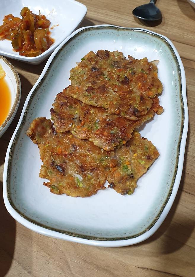 꽁치통조림으로 만든 꽁치전. 박찬일 제공