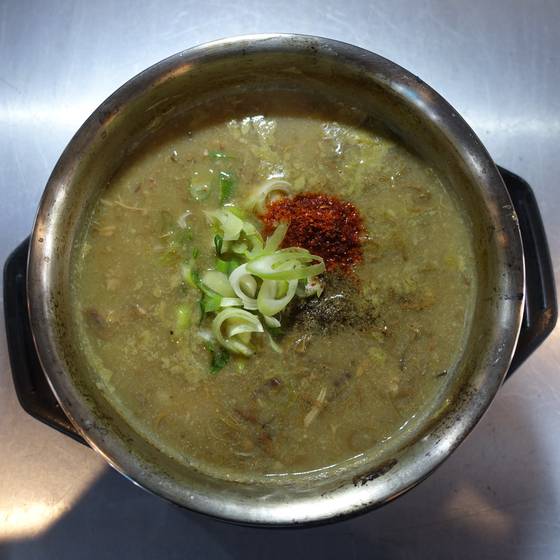 제주에 많은 고사리와 돼지고기를 넣고 가닥이 풀어져 뒤엉키도록 끓인 제주육개장 [사진 이택희]》