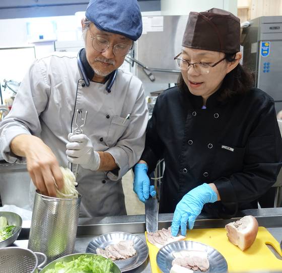 ‘낭푼밥상’ 오너셰프 양용진·조수경씨 부부가 고기국수와 괴기반을 준비하고 있다. [사진 이택희]