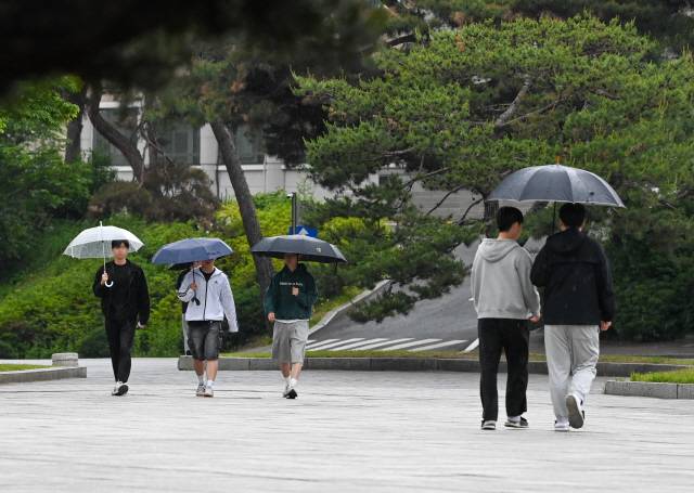 ▲ 비가 내린 지난달 15일 강원대학교 춘천캠퍼스에서 학생들이 우산을 쓰고 이동하고 있다. [강원도민일보 자료사진]