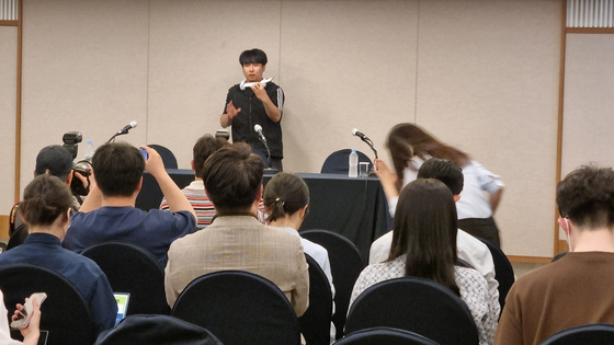 Reporters wait for ADOR CEO Min Hee-jin's press conference at the Korea Press Center in Jung District, central Seoul on Friday afternoon. There are more than 200 reporters on site. [YOON SO-YEON]