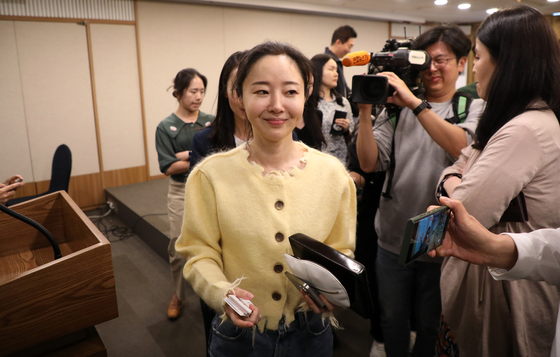 ADOR CEO Min Hee-jin leaves Friday's press conference [JOINT PRESS CORPS]