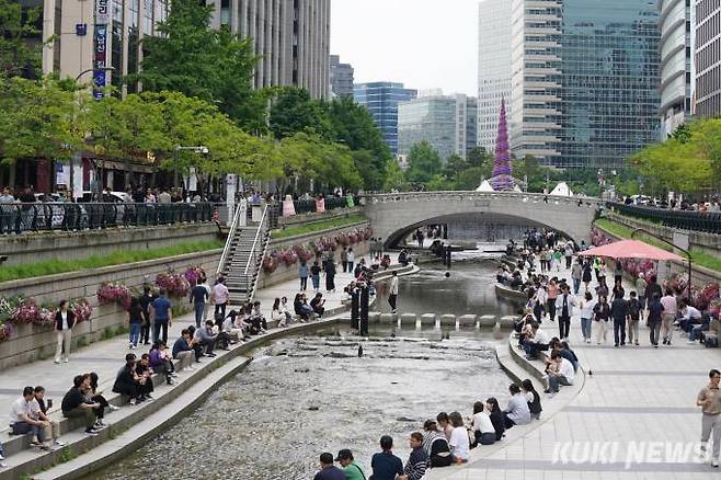 30일 오후 전국이 흐리고 초여름 날씨가 예보된 가운데 시민들이 서울 중구 청계천을 찾아 여유로운 시간을 보내고 있다. 사진=안지현 기자