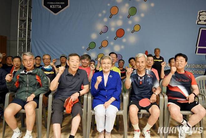 이에리사 회장이 대회에 출전한 선수들과 파이팅 포즈를 취했다. 사진=이영재 기자