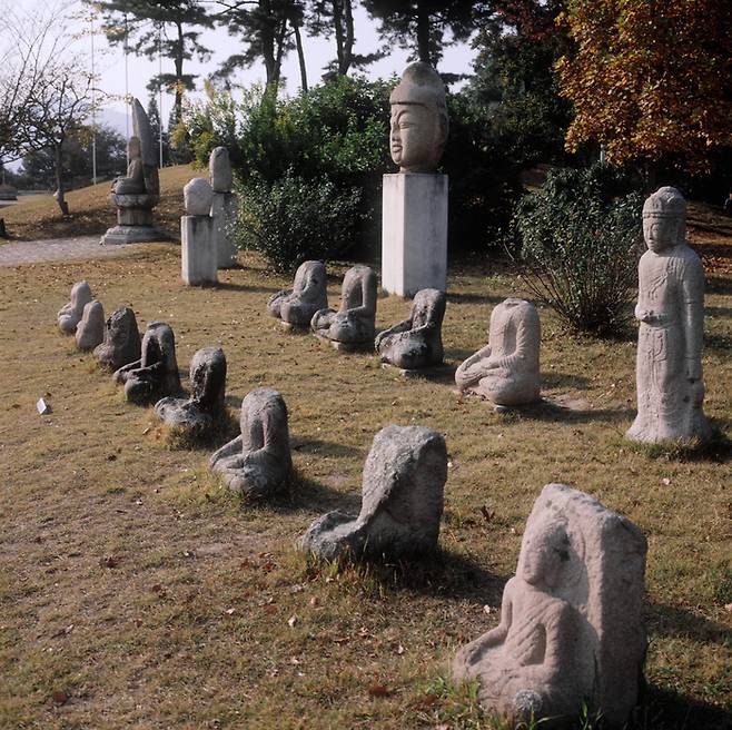 경주 분황사 불상군.  분황사라고 하는 한 절에서  목에 잘린  불상들이 우물에서 대거 발견됐다. 유생들의 반달리즘이었다. [사진출처=한국민족문화대백과사전]