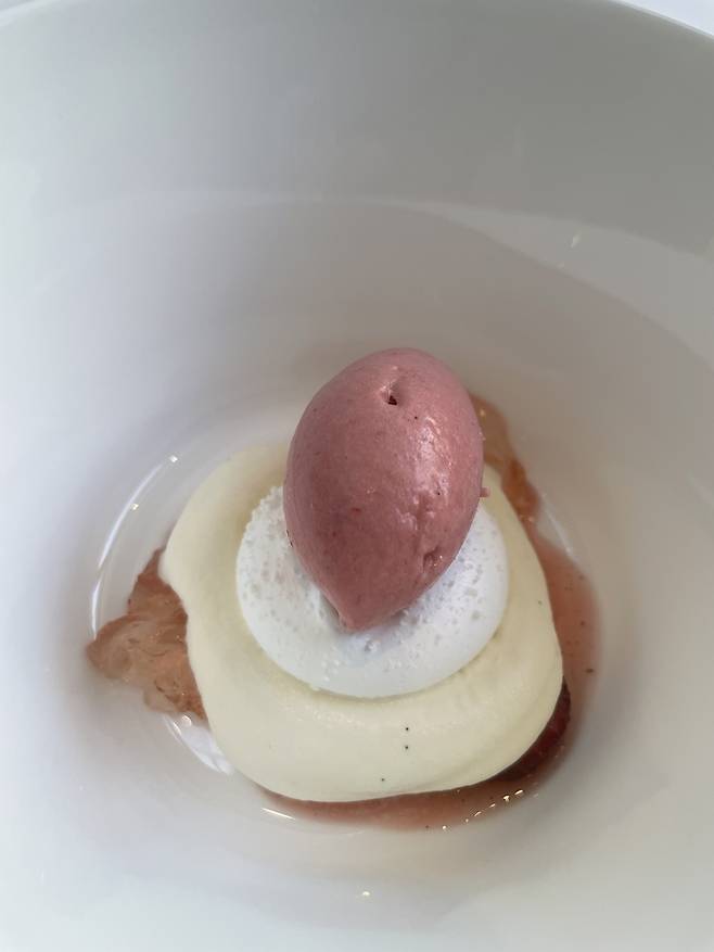 딸기 엘더플라워 파블로바. [윤원섭 기자]