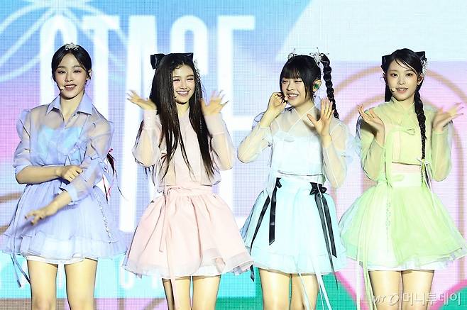 [서울=뉴시스] 김근수 기자 = 걸그룹 뉴진스가 21일 서울 종로구 경복궁에서 열린 ‘2024 국가유산 방문 캠페인 : ‘코리아 온 스테이지’ 무대에서 공연을 펼치고 있다. 2024.05.21