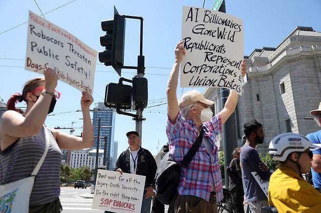 AI 거대 기업 이익 봐주기가 시민들의 안전을 해친다며 로보택시 허가에 반대하는 시민들. 샌프란시스코. 지난해 8월. 사진 : 게티이미지