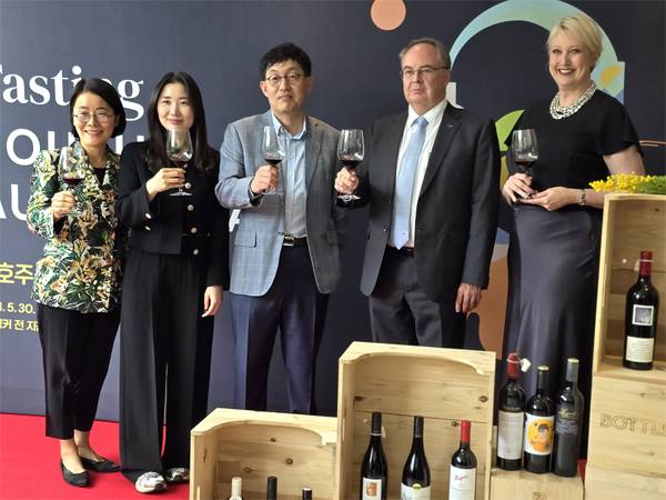 왼쪽부터 김명진 남호주정부 무역투자부 한국 대표, 이영은 롯데마트 주류 부문장, 안태환 롯데마트 그로서리 본부장, 제프 로빈슨 주한 호주 대사, 샐리 다운센드 남호주정부 무역투자부 일본 한국 디렉터. 최현태 기자