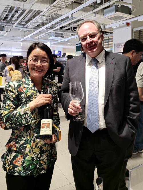 제프 로빈슨 주한 호주 대사(오른쪽)과 김명진 남호주정부 무역투자부 한국 대표. 최현태 기자