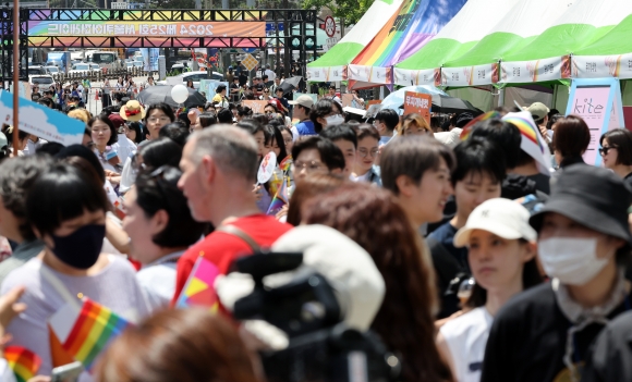 퀴어문화축제 열린 서울 - 1일 오후 서울 종각역 일대에서 열린 ‘2024 서울퀴어문화축제’에서 참가자들이 축제를 즐기고 있다. 2024.6.1 뉴스1