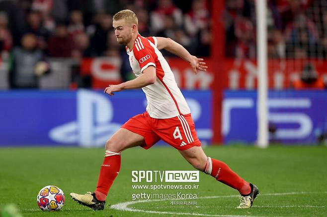 ▲&nbsp;스페인 매체 '토도 피차헤스'는 "맨유가 더 리흐트 영입을 위해 바이에른 뮌헨과 접촉했다"라고 밝혔다.&nbsp;이어 "바이에른 뮌헨은 맨유와 협상 중이다. 이적료 4,250만 파운드(약 750억 원)를 받을 경우 떠나보낼 것이다"라고 덧붙였다.