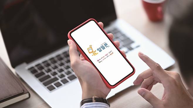영세 알뜰폰 업체들은 금융권과의 출혈 경쟁을 우려하고 있다.[사진=게티이미지뱅크·더스쿠프 포토]