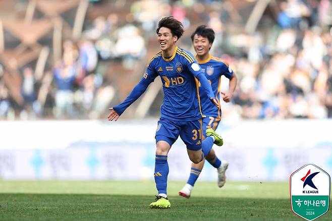 시즌 4번째 현대가 더비에서 울산HD가 전북현대를 1-0으로 꺾었다. 울산은 1일 울산 문수축구경기장에서 열린 하나은행 K리그1 2024 16라운드 맞대결서 후반 추가시간 터진 아타루의 결승포로 승점 3점을 챙겼다. 울산은 9승4무3패, 승점 31로 선두를 탈환했다. 전북은 3승5무8패, 승점 14로 리그 10위를 유지했다. 이 경기 전까지 올 시즌 3번 맞붙어 1승2무로 전북에 한 번도 지지 않았던 울산은 무패 기록을 5경기로 늘렸다. 또한 지난 시즌부터 전북전 홈 5연승을 내달렸다. 한국프로축구연맹 제공