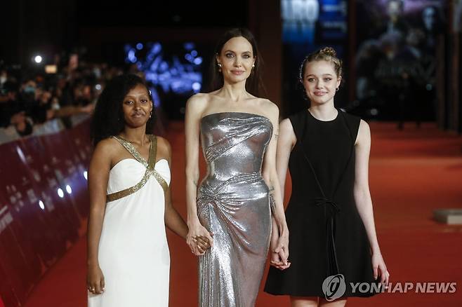 2021년 10월 '이터널스' 시사회에 참석한 앤젤리나 졸리(가운데)와 딸 자하라(왼쪽), 샤일로(오른쪽) [EPA 연합뉴스 자료사진. 재판매 및 DB 금지]