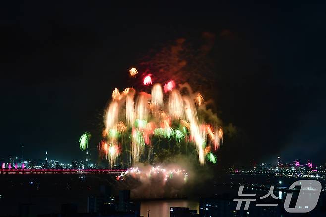 2024 포항국제불빛축제 둘째 날인 1일 오후 북구 영일대해수욕장에서 한국 한화팀의 그랜드 피날레가 영일만을 뒤덮고 있다 2024.6.1/뉴스1 ⓒ News1 최창호 기자