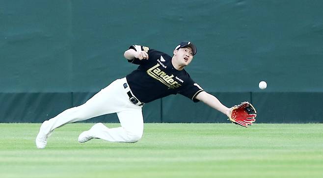 SSG 하재훈이 2일 인천SSG랜더스필드에서 열린 2024 KBO리그 한화전에서 6회초 채은성의 타구에 포구를 시도하고 있다. 사진 | SSG 랜더스