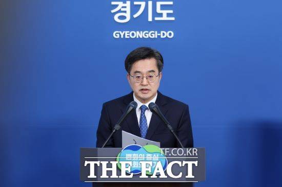김동연 경기도지사가19일 경기도청 브리핑룸에서 기자회견을 갖고 KTX·SRT 경기북부 연장, 남부 반도체선 신설 등을 주요 내용으로 한 '경기도 철도 기본 계획(2026~2035)'을 공개했다./경기도