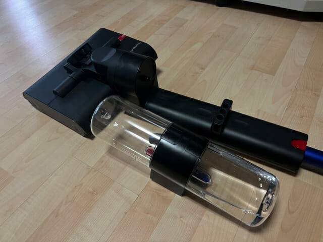 다이슨 물청소기 '워시G1'의 정수·오수통을 분리한 모습 (사진=지디넷코리아 신영빈 기자)