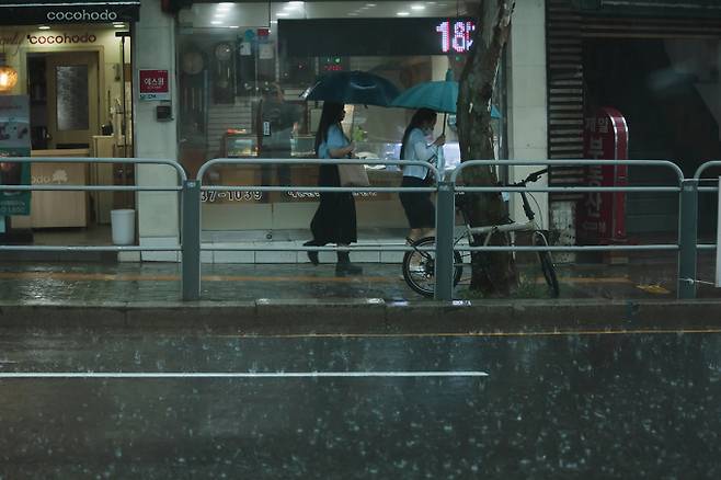 월요일인 내일(3일)은 전국이 구름이 많겠고, 전북남부와 전남권, 경남내륙에 소나기가 오는 곳이 있겠다.기상청 날씨예보에 따르면 오후 12시~3시부터 오후 6시~자정 사이 남부지방을 중심으로 돌풍과 함께 천둥, 번개를 동반한 강한 비가 내리는 곳이 있겠다. 서울, 오늘날씨, 내일날씨, 전국날씨, 주간날씨 ©bnt뉴스