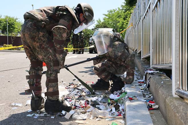 2일 인천 중구 전동 인천기상대 앞에 떨어진 북한 오물 풍선 잔해를 군 장병들이 지뢰 탐지기로 확인하고 있다. /연합뉴스