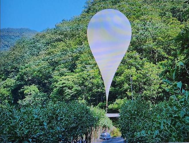 2일 경북지역에서 식별된 오물풍선./뉴스1