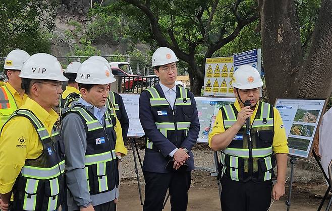 지난달 31일(현지시간) 동부건설의 엘살바도르 현장을 찾은 허상희 동부건설 부회장(맨 왼쪽부터 시계방향), 원희룡 전 국토교통부 장관, 강민국 국회의원이 브리핑을 듣고 있다. /동부건설 제공