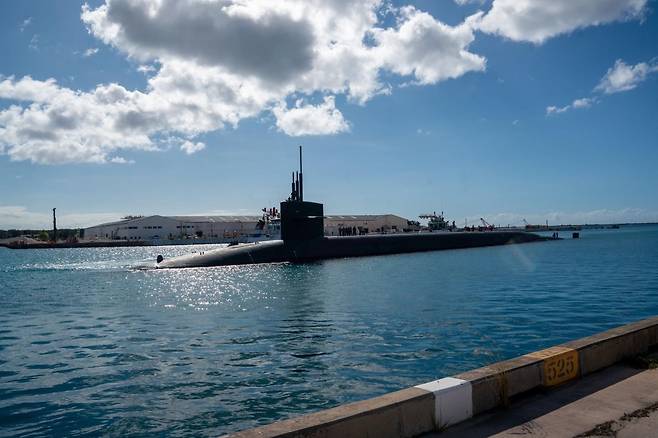 지난달 29일 괌 기지에 미 해군의 오하이오급 전략핵잠수함인 루이지애나호(SSBN-743)가 입항하고 있다. 출처 미 전략사 홈페이지