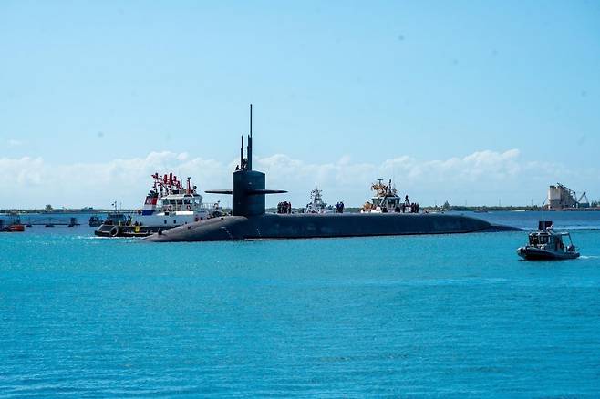 지난달 29일 괌 기지에 미 해군의 오하이오급 전략핵잠수함인 루이지애나호(SSBN-743)가 입항하고 있다.  출처 미 전략사 홈페이지