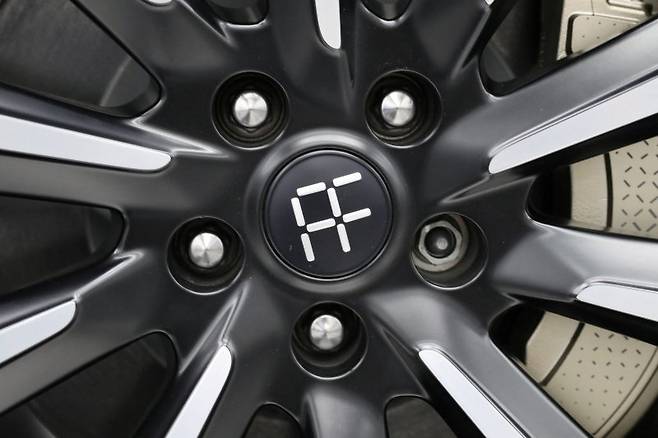 뉴욕 증시에서 주가가 1달러에도 못 미치는 이른바 페니 주식들이 붐을 타고 있다. 5월 거래량 2위를 기록한 럭셔리 전기차 업체 패러데이의 FF91 전기차가 2019년 11월 21일(현지시간) 미국 캘리포니아주 가데나 본사에 전시돼 있다. 로이터 뉴스1