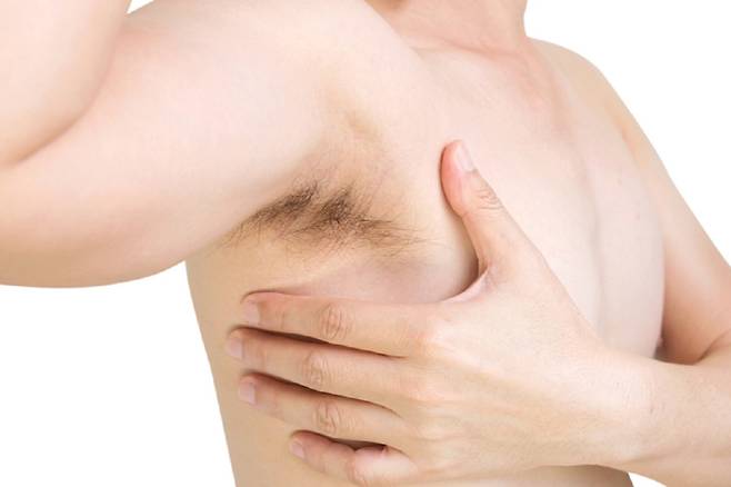오른쪽과 왼쪽 겨드랑이 털이 짝짝이더라도 건강에 문제가 있는 건 아니다./사진=게티이미지뱅크
