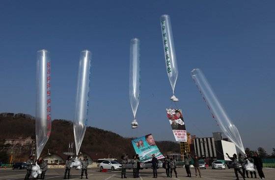 2014년 탈북자단체인 ‘자유북한운동연합’과 국제인권단체인 ‘인권재단’'(Human Rights Foundation) 등이 파주 오두산통일전망대 인근 주차장에서 장성택 처형을 규탄하는 내용의 대북전단을 살포하는 모습. [중앙포토]