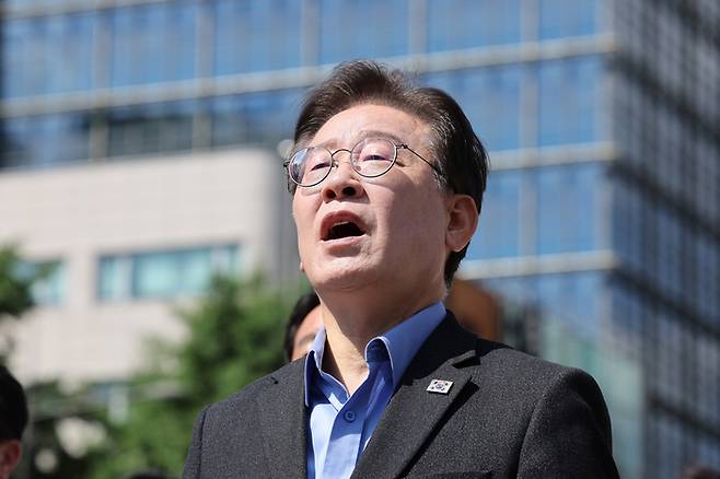 더불어민주당 이재명 대표가 1일 오후 서울역 인근에서 열린 윤석열 정권 규탄 및 해병대원 특검법 관철을 위한 범국민대회에서 애국가 제창을 하고 있다. [제공=연합뉴스]