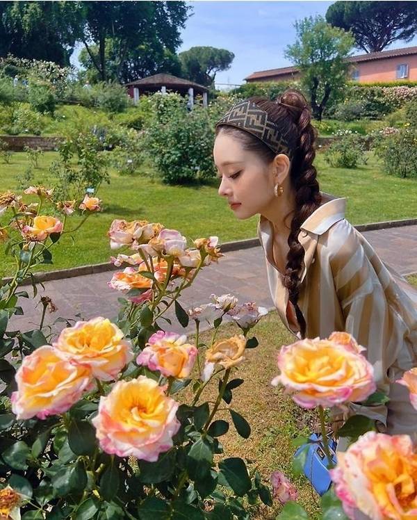 스트라이프 셔츠의 세련된 패턴과 편안한 핏이 조화를 이루며, 프리지아의 패션 센스를 다시 한번 입증했다./사진=SNS