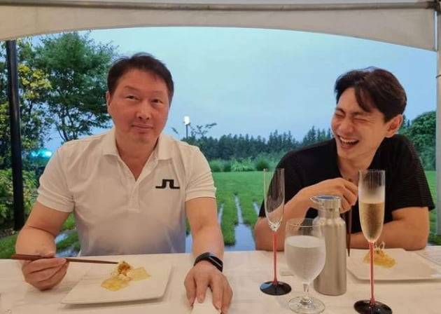 (왼쪽부터) 최태원 SK 그룹 회장, 배우 유태오 /사진=최태원 SK 그룹 회장 인스타그램 캡처