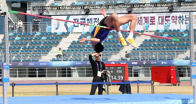 우상혁이 대만 국제육상선수권 남자 높이뛰기에서 4위를 기록했다. 사진은 지난해 우상혁의 전국체전 경기 모습. /사진= 뉴스1