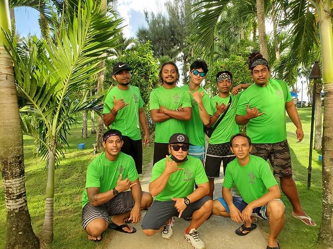 틈날때 마다 해안,정글 정화활동을 벌이는 한국인 출신 차모로 입양 사장 미키(앞줄 가운데)