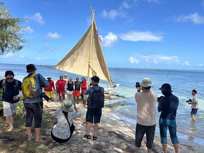 출항을 앞두고 한국기자들의 촬영 세례를 받는 500세일즈 원팀
