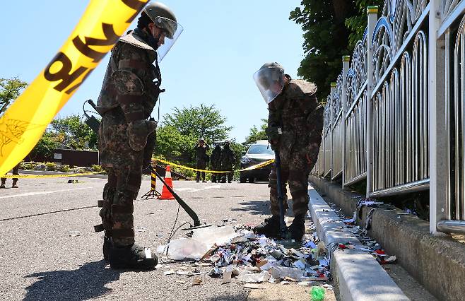 2일 오전 인천 중구 전동 인천기상대 앞에 떨어진 북한의 대남 오물 풍선 잔해를 군 장병들이 지뢰 탐지기로 확인하고 있다. 연합뉴스