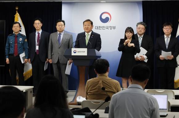 악성민원 방지 및 민원공무원 보호강화 범정부 종합대책 발표 - 이상민 행정안전부 장관이 지난 5월 1일 정부서울청사 브리핑실에서 악성민원 방지 및 민원공무원 보호강화 범정부 종합대책을 발표하고 있다. 이 대책은 한덕수 국무총리 주재로 2일 열린 제38회 국정현안관계장관회의에서 확정됐다.  연합뉴스