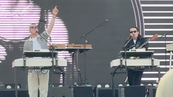 무대에 오른 정글의 모습. 왼쪽부터 톰 맥팔랜드, 조쉬 로이드 왓슨.