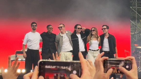 관객들에게 인사하는 모습.