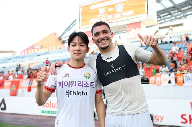 2일 제주와의 원정 경기 후 강원의 양민혁과 야고가 어깨동무하고 있다. 프로축구연맹 제공