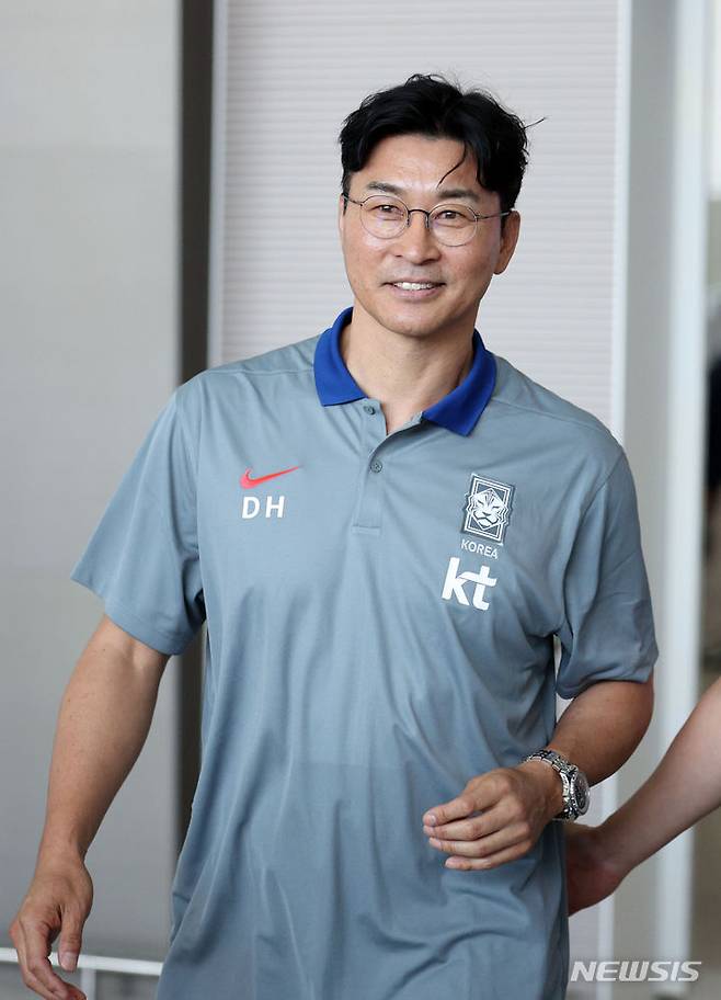 김도훈 한국 축구대표팀 임시 감독이 2일 인천국제공항을 통해 싱가포르로 출국하기 전 인터뷰를 하기 위해 이동하고 있다. /사진=뉴시스