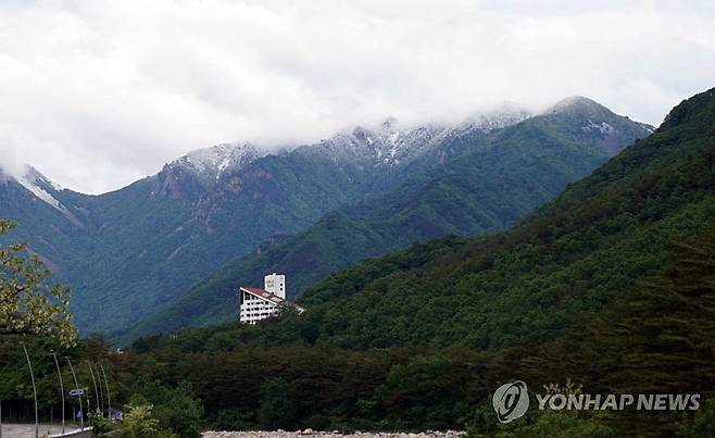 설악산에 쌓인 5월의 눈 (속초=연합뉴스) 16일 강원 속초시 설악동 일대에서 바라본 설악산 정상에 눈이 쌓여 있다. 2024.5.16  [독자 제공.재판매 및 DB 금지] hak@yna.co.kr